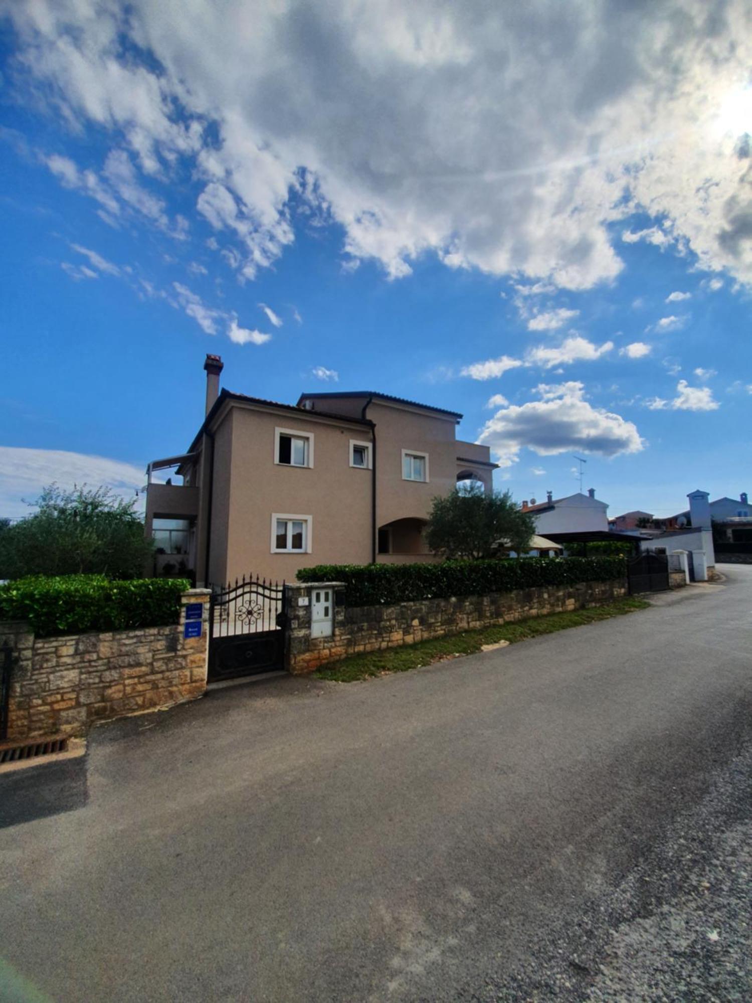 Apartment And Room Marlen 罗维尼村 外观 照片